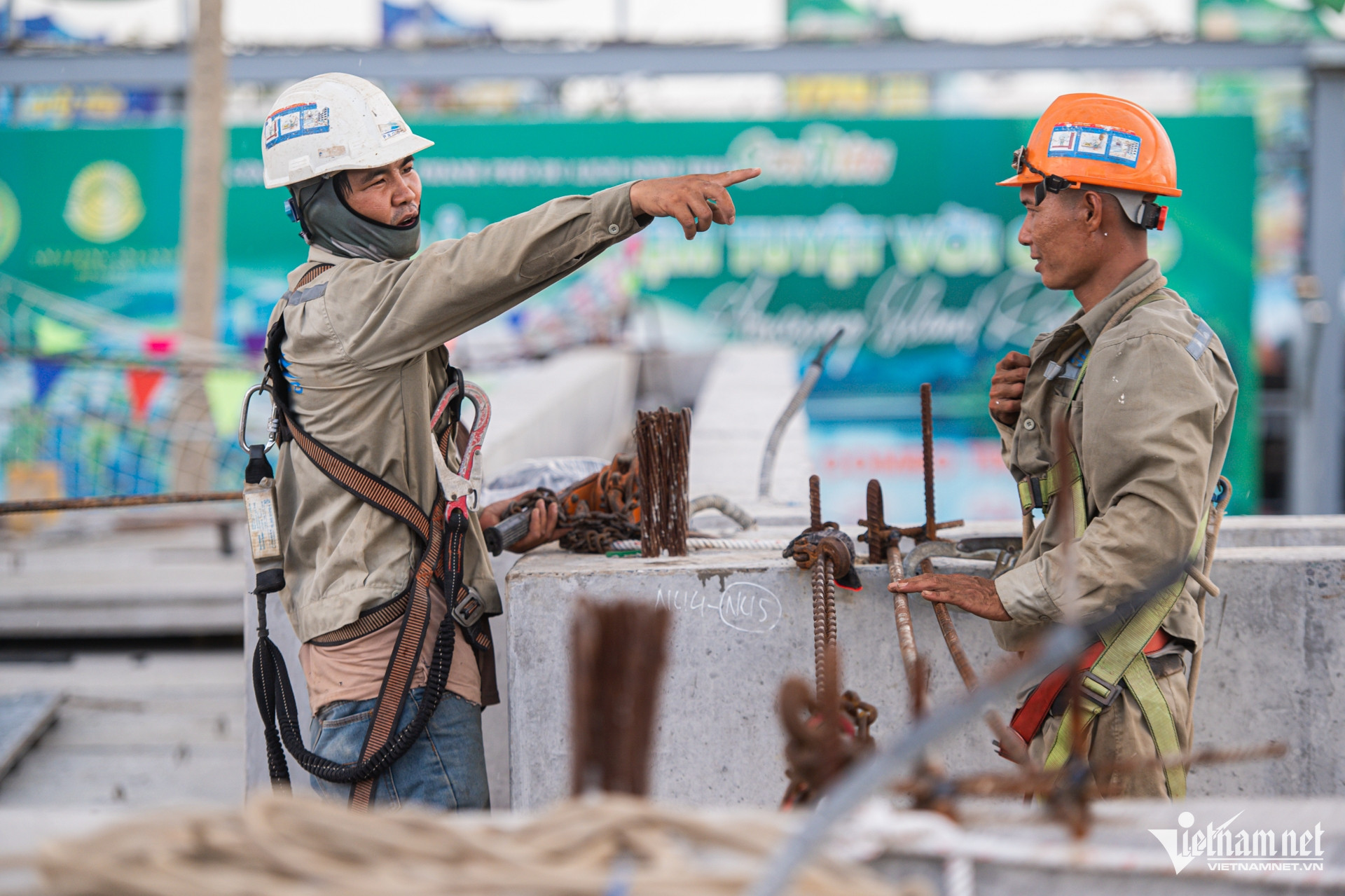 W-metro, cầu bộ hành 10.jpg