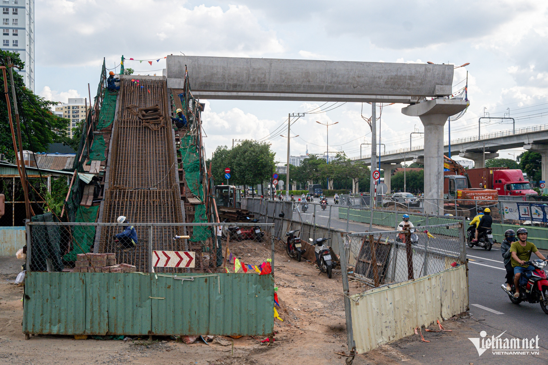 W-metro, cầu bộ hành 17.jpg