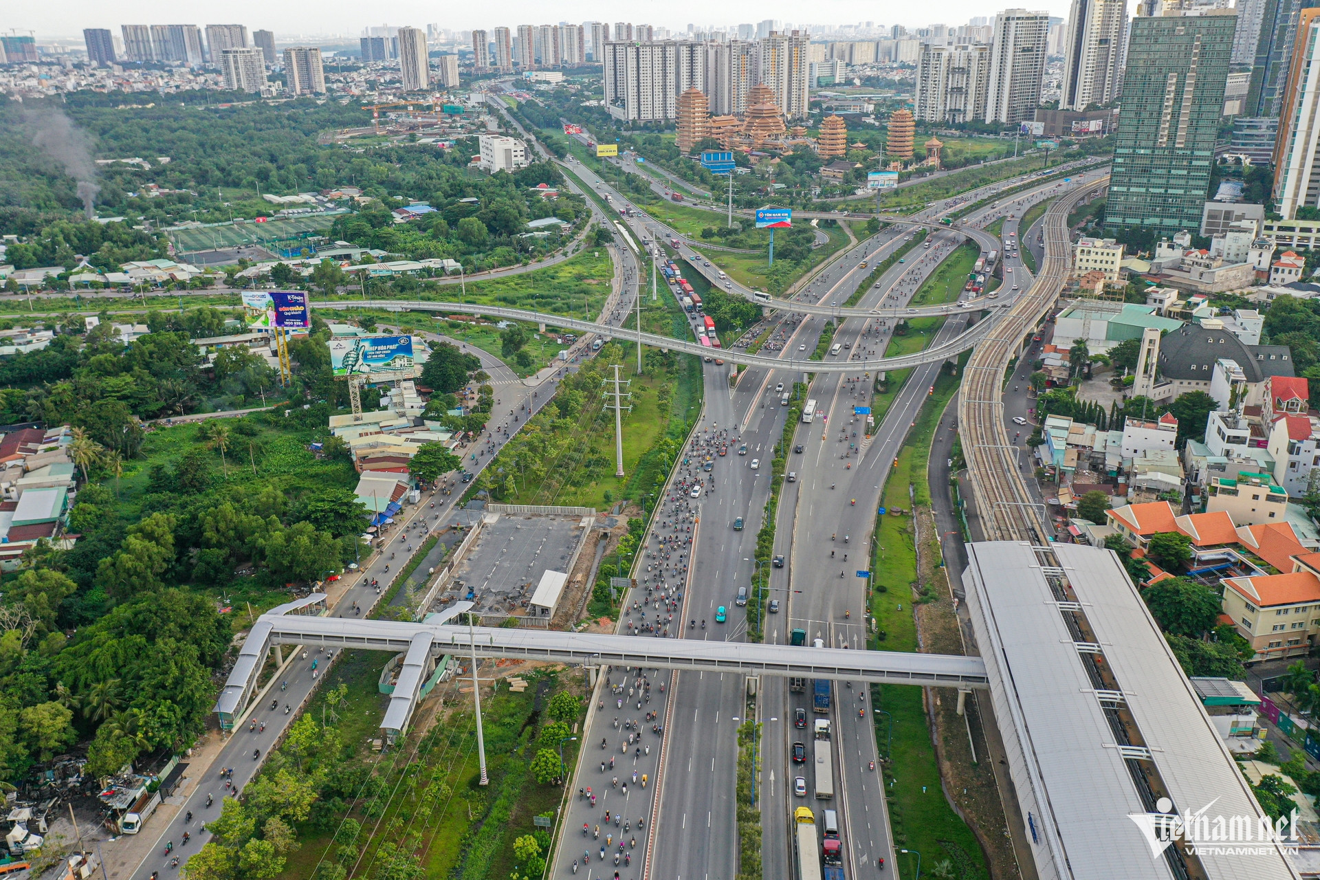 W-metro, cầu bộ hành 20.jpg