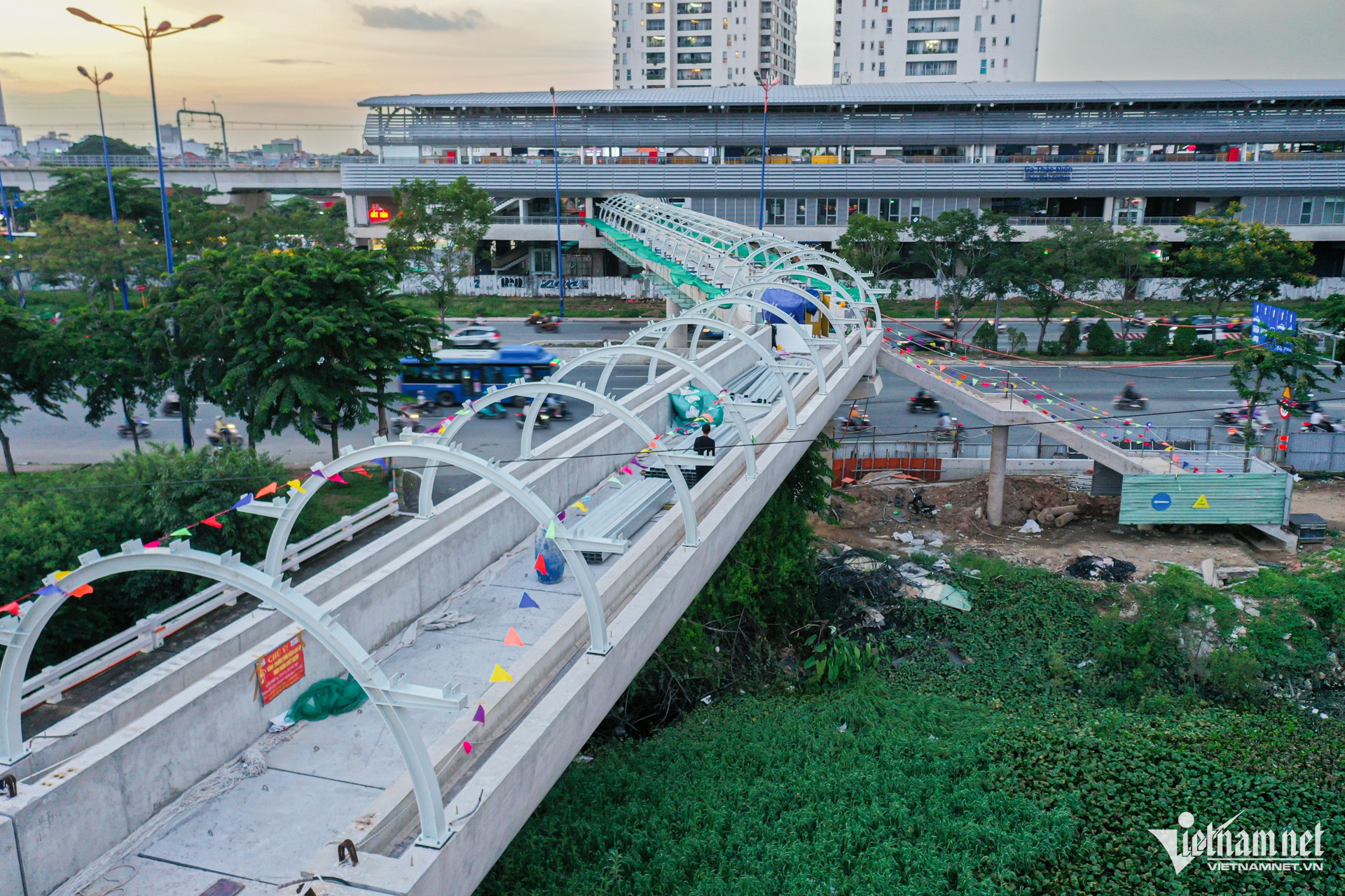 W-metro, cầu bộ hành.jpg