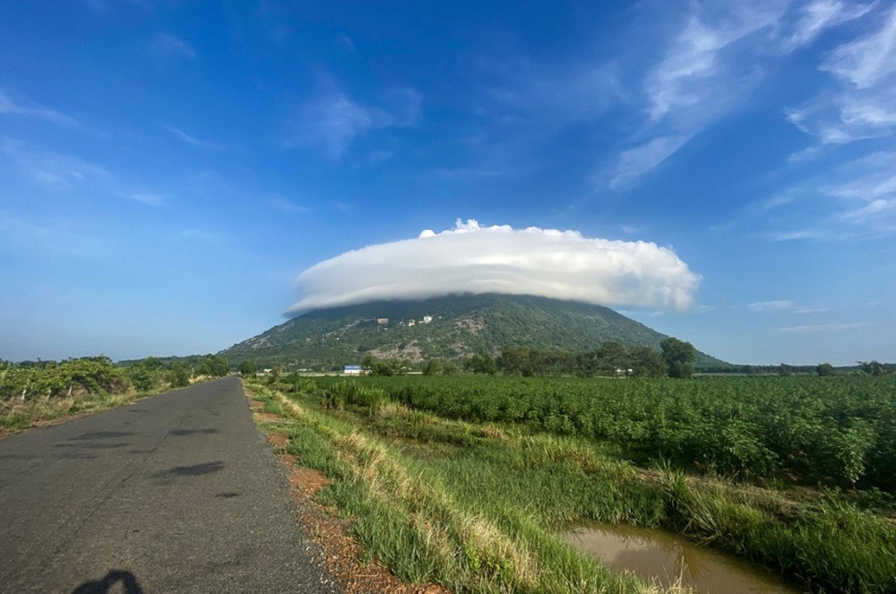 Quần thể du lịch tâm linh nằm trên đỉnh ‘nóc nhà Nam Bộ’, chỉ cách TP. Tây Ninh 11km - ảnh 1