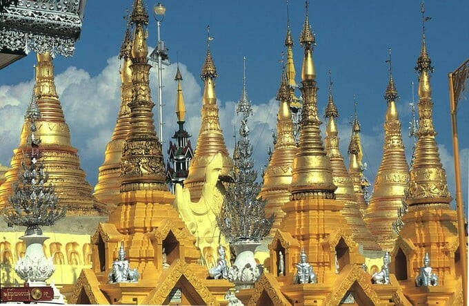 Du khách đến thăm chùa Shwedagon vào bất kỳ thời điểm nào trong ngày đều sẽ bị choáng ngợp bởi vẻ đẹp huy hoàng, tráng lệ. Ảnh: Internet