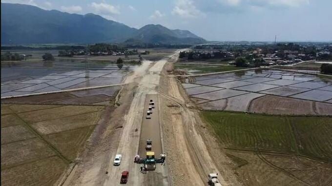 Dự án hiện còn khoảng 2,4km chưa thi công hoàn thiện do vướng hạ tầng kỹ thuật và vướng mắc giải phóng mặt bằng. Ảnh: Internet