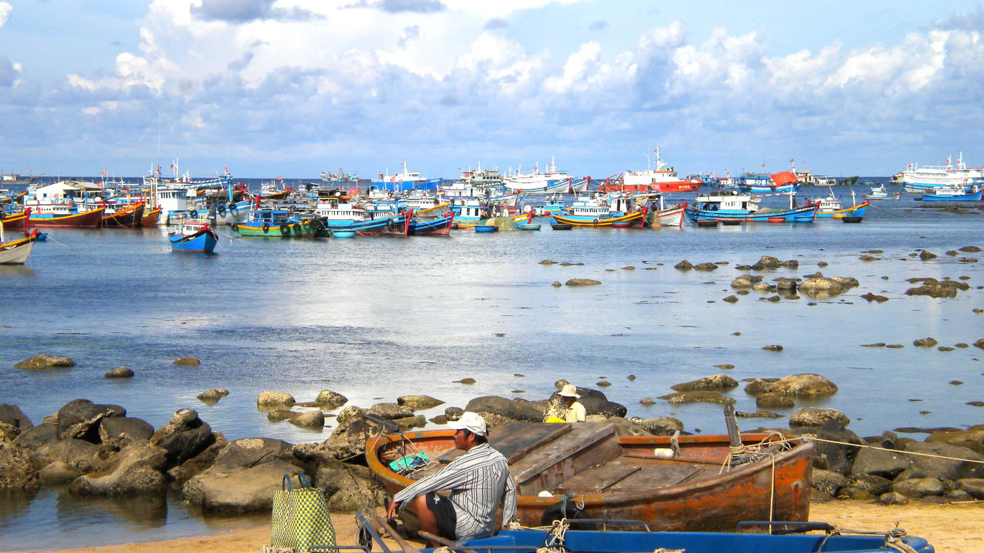 Phú Quý xa mà gần