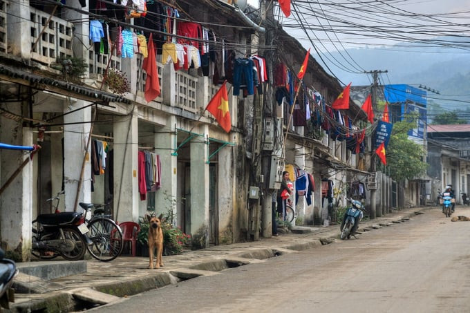 Khu nhà tuổi đời hơn nửa thế kỷ của công nhân mỏ thiếc ở trục phố chính của thị trấn Tĩnh Túc. Ảnh: Redsvn