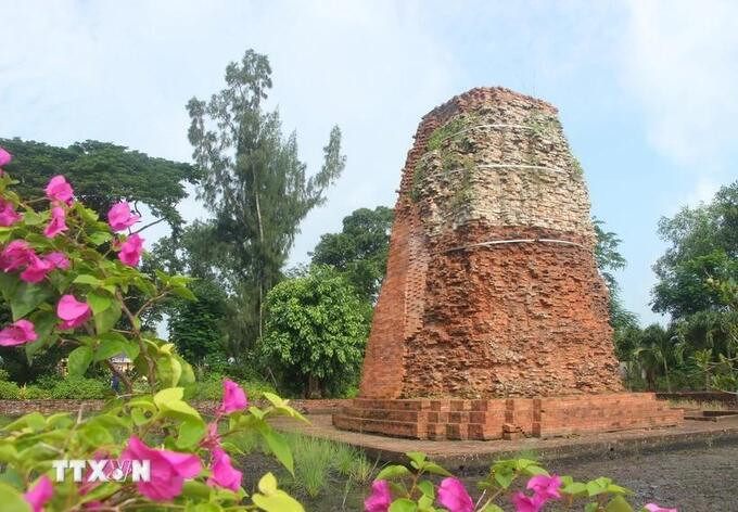 Tháp Vĩnh Hưng là tháp đất nung hàng nghìn năm tuổi. Ảnh: Chanh Đa/TTXVN