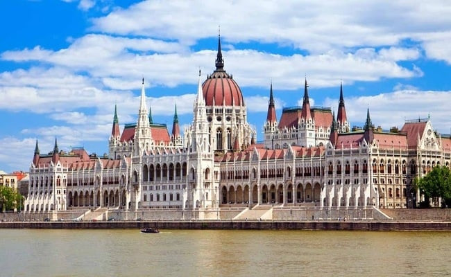 Tòa nhà Quốc hội Hungary, nằm bên bờ sông Danube tại thủ đô Budapest, là một tuyệt tác kiến trúc kết hợp hài hòa giữa phong cách tân Gothic, Phục hưng và Baroque. Ảnh: Internet