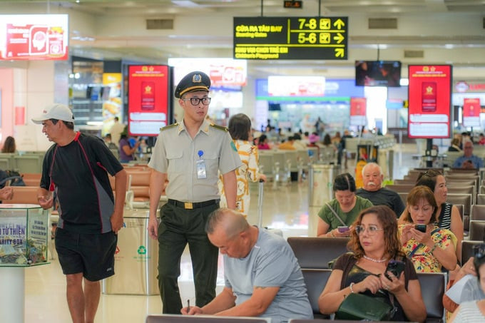 Việc kiểm soát an ninh hàng không tăng cường nhằm đảm bảo an ninh, an toàn để phục vụ tốt nhu cầu đi lại của người dân trong giai đoạn lễ Quốc khánh 2/9. Ảnh minh hoạ