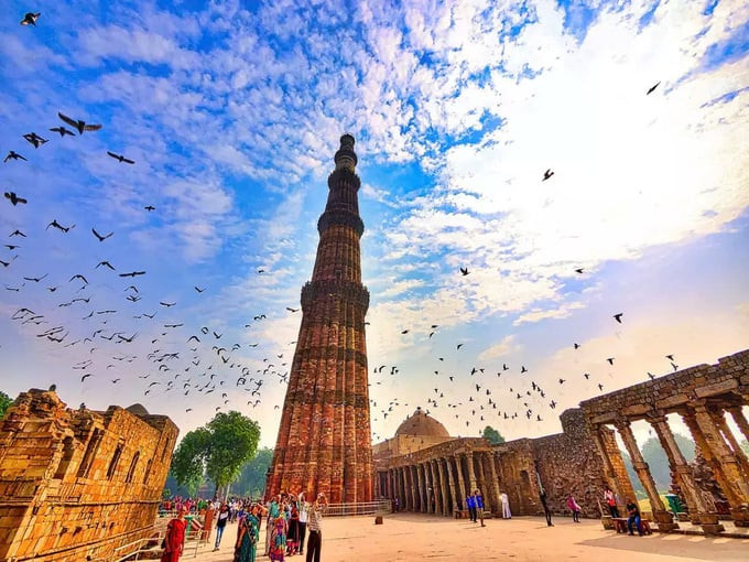 Bên cạnh tháp Qutub Minar, khu phức hợp còn bao gồm nhiều công trình kiến trúc quan trọng khác (Ảnh: Travel News)