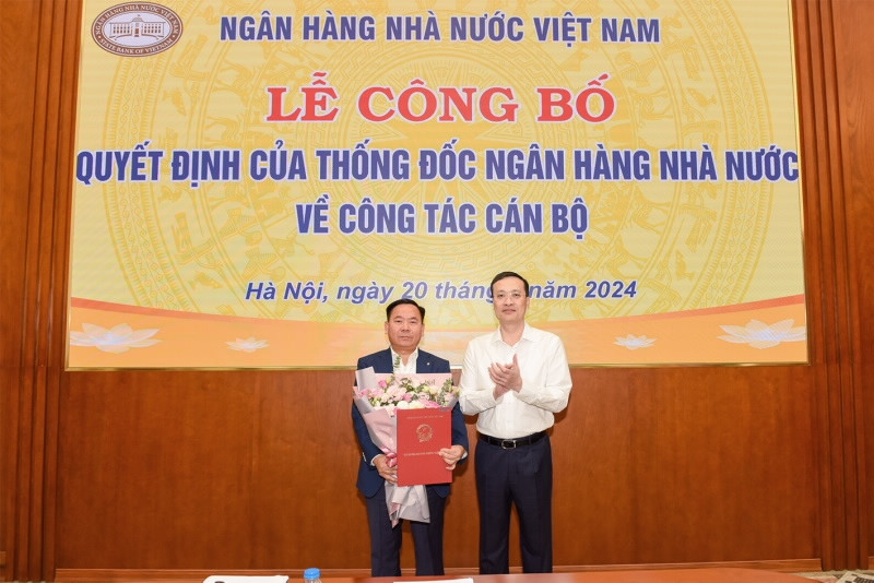 Đ/c Lại Hữu Phước - Phó Chánh Thanh tra, giám sát ngân hàng đón nhận Quyết định của Thống đốc NHNN. Ảnh: NHNN