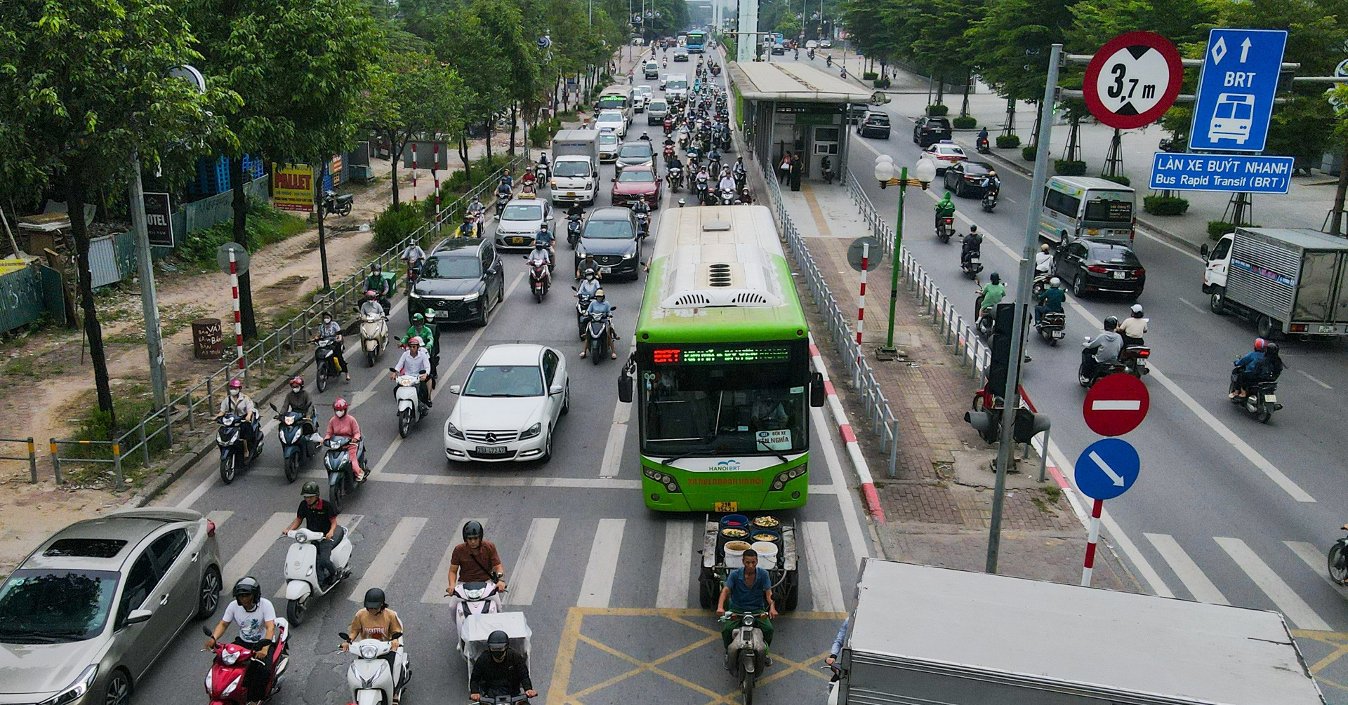 Hiện trạng vỉa hè, dải phân cách dọc tuyến buýt BRT nơi đề xuất xén bớt