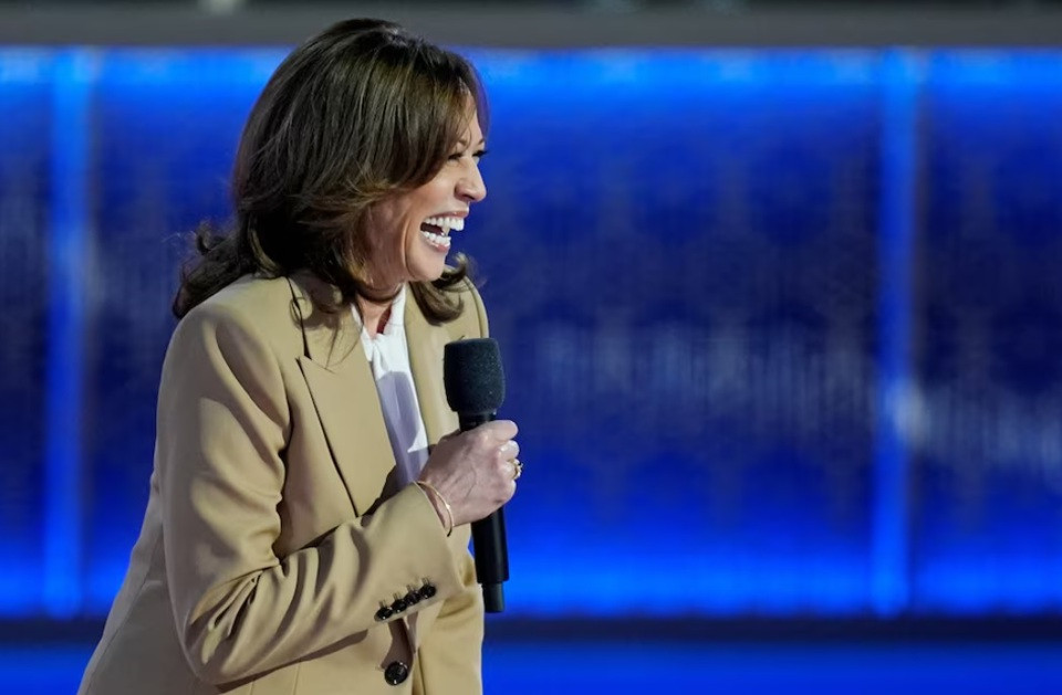 Ứng cử viên tổng thống đảng Dân chủ - Phó Tổng thống Mỹ Kamala Harris phát biểu trên sân khấu trong Ngày thứ nhất của Đại hội toàn quốc đảng Dân chủ (DNC) tại Trung tâm United, ở Chicago, Illinois, Mỹ, ngày 19/8/2024. Ảnh: Reuters