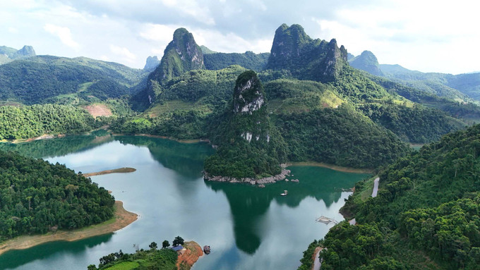 Từ trên cao nhìn xuống, vịnh Pá Khôm trông như một lòng chảo, ẩn mình giữa những cánh rừng nguyên sinh. Ảnh: Internet