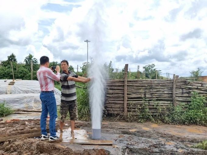 Nước phun ra từ giếng rất trong, không mùi, có vị the nhẹ, hơi ngọt, nhiệt độ bình thường và không gây nguy hại cho sức khỏe người sử dụng (Ảnh: Internet)