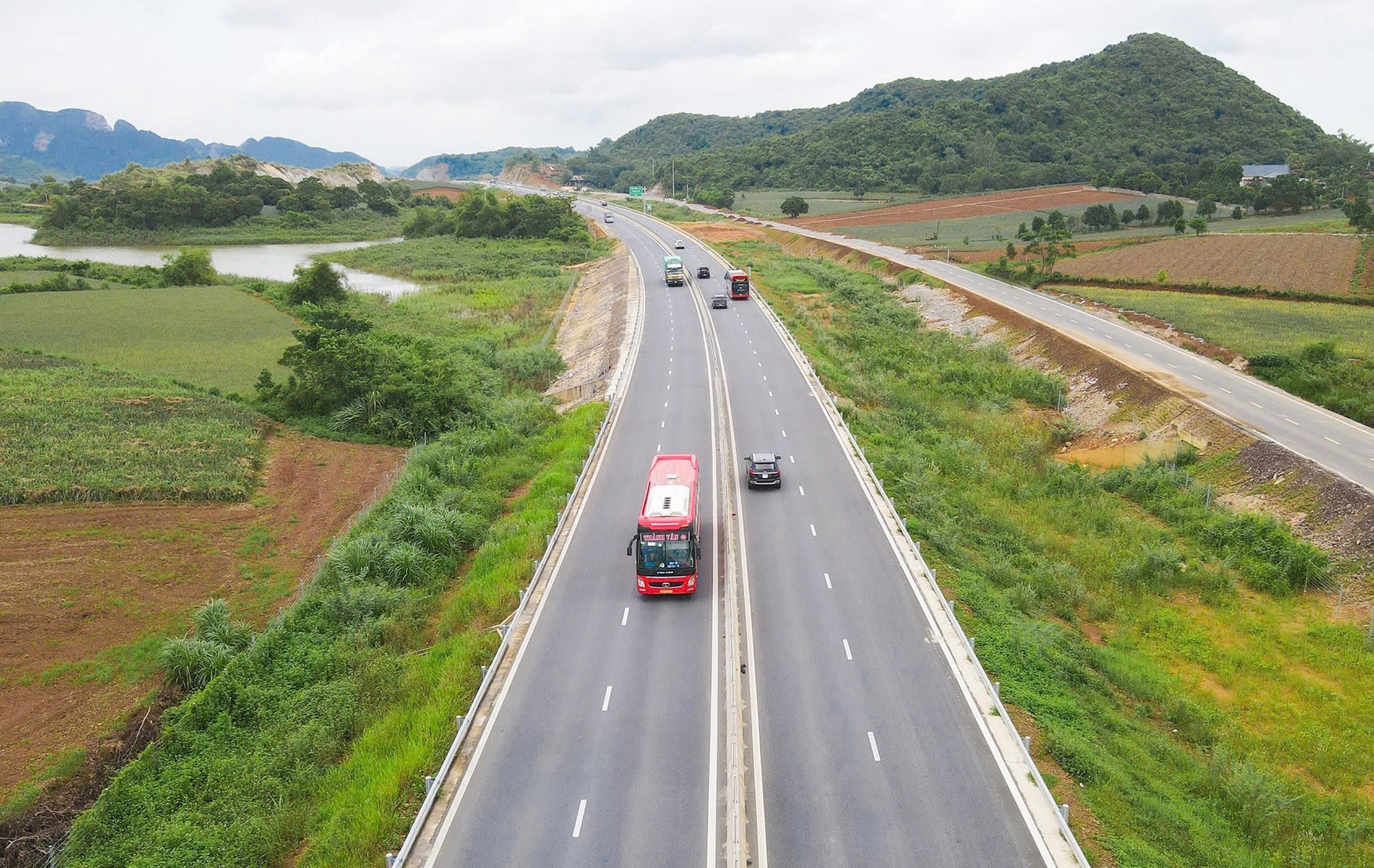 Vé tàu hỏa, máy bay đang 'cạn dần', hành khách thêm lựa chọn đi cao tốc dịp Lễ 2/9- Ảnh 1.