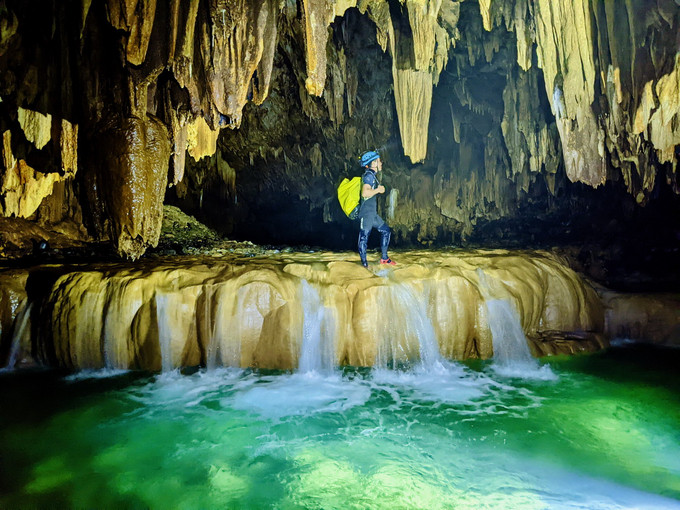 Khung cảnh kỳ vĩ với thác nước cao hơn 2m, đẹp như một sân khấu trong lòng hang động. Ảnh: Đoàn khảo sát cung cấp