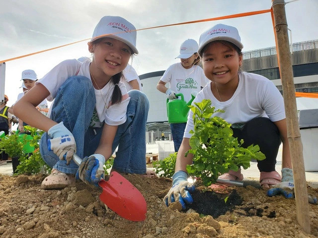 Học sinh tiểu học cũng tham gia sự kiện này. Ảnh: Bùi Ngọc Long