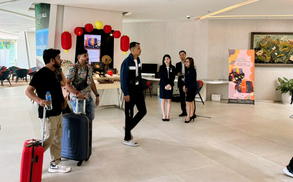 Du khách Ấn Độ làm thủ tục nhập phòng tại khách sạn Novotel Hanoi Thái Hà chiều 27/8