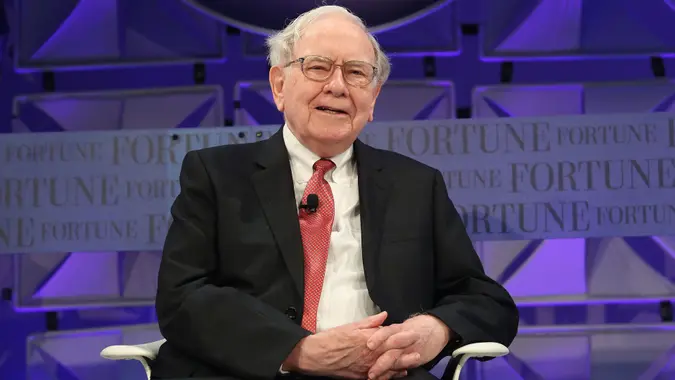 Warren Buffett bất ngờ bán tiếp 982 triệu USD cổ phiếu ngân hàng lớn thứ hai nước Mỹ: Huyền thoại đầu tư đang suy tính điều gì? - ảnh 1