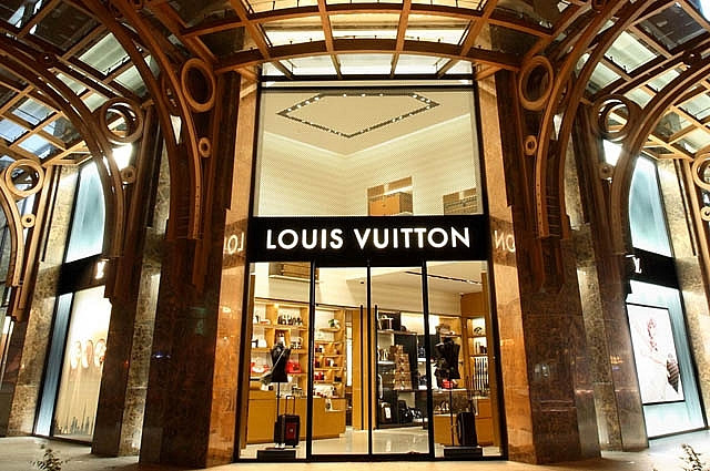 Gucci, Louis Vuitton, Chanel - hào quang mờ dần trước làn sóng thắt chặt hầu bao