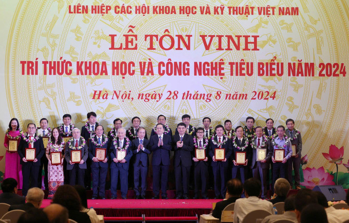 áng ngày 28/8, tại Hà Nội, Liên hiệp các Hội Khoa học và Kỹ thuật Việt Nam đã tổ chức lễ tôn vinh 135 trí thức khoa học và công nghệ tiêu biểu năm 2024. Ảnh: Báo Tuổi Trẻ