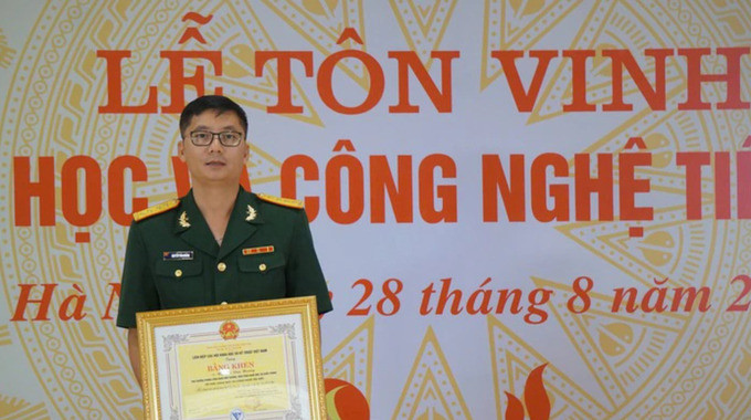 Tiến sĩ Nguyễn Văn Huống là người trẻ nhất, hiện là Phó trưởng phòng Công nghệ Môi trường tại Viện Công nghệ mới, Bộ Quốc phòng. Ảnh: Báo Tuổi Trẻ