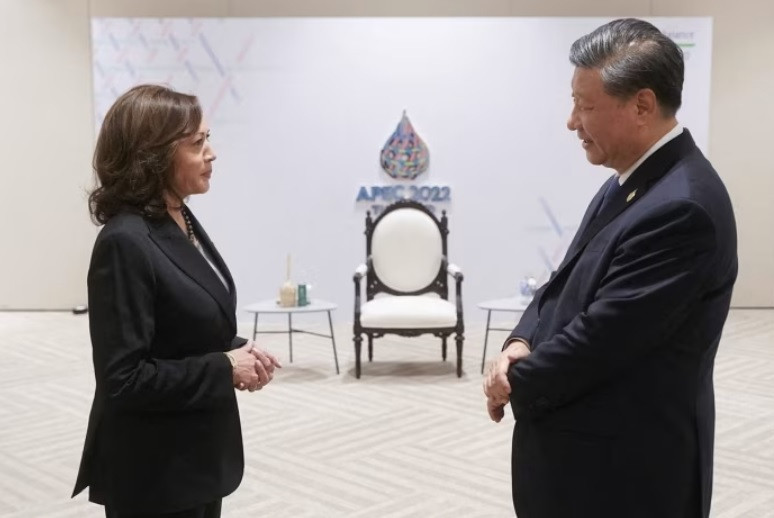 Phó tổng thống Mỹ Kamala Harris (trái), và Chủ tịch Trung Quốc Tập Cận Bình tại hội nghị thượng đỉnh APEC ở Bangkok, Thái Lan năm 2022. Ảnh: Reuters