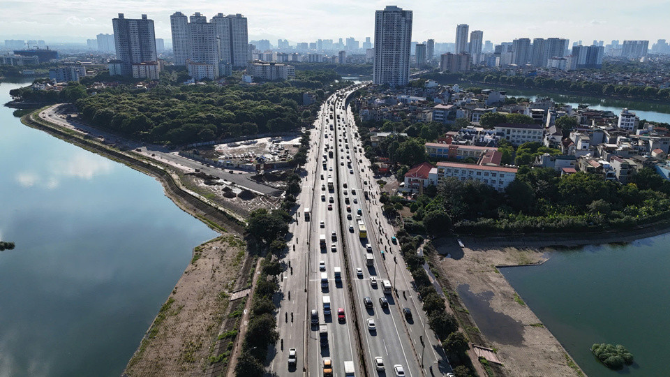 Cả hai chiều Vành đai 3 trên cao đều đông đúc phương tiện. 