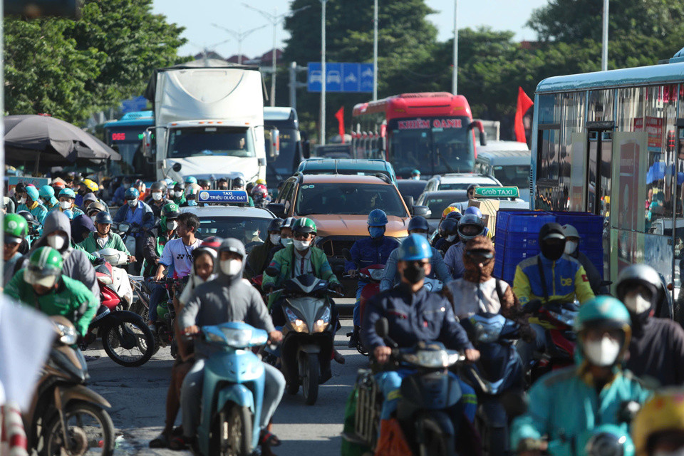 Người dân ùn ùn rời Thủ đô về quê nghỉ lễ.