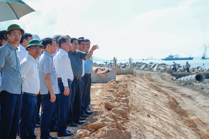 Thủ tướng khảo sát khu vực nghiên cứu lấn biển và dự án cảng Liên Chiểu tại Đà Nẵng- Ảnh 7.