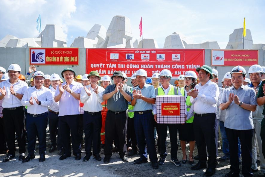 Thủ tướng khảo sát khu vực nghiên cứu lấn biển và dự án cảng Liên Chiểu tại Đà Nẵng- Ảnh 8.