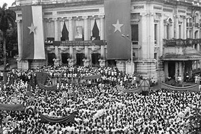 Mít tinh Tổng khởi nghĩa ở Quảng trường Nhà hát Lớn Hà Nội 19/8/1945. Ảnh: Tư liệu