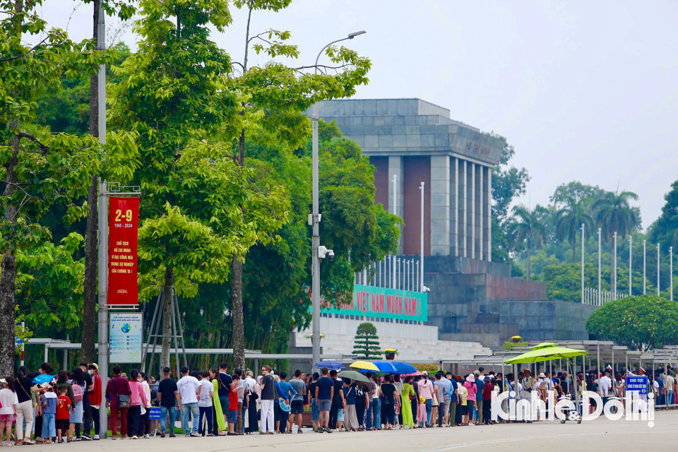 Càng về trưa dòng người xếp hàng vào Lăng viếng Bác ngày một đông. Hòa chung không khi trang nghiêm của ngày Quốc khánh 2/9, người dân cũng ý thức việc giữ trật tự và văn hóa ứng xử.