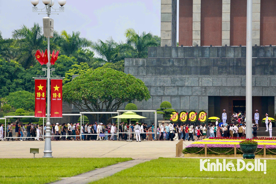 Dù thời tiết tại Hà Nội khá oi, nhưng dòng người rất đông đổ về Lăng dịp lễ Quốc khánh 2/9.