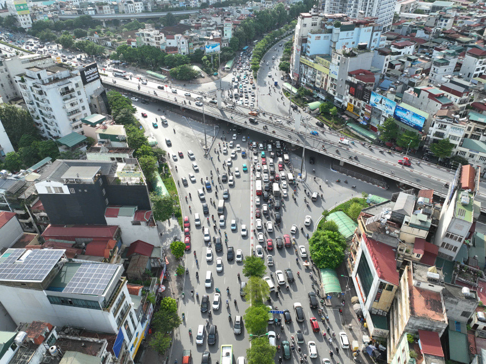 Ngã Tư Sở đông đúc phương tiện.