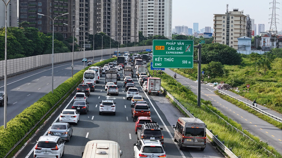 Ô ô nối đuôi nhau trên cao tốc Pháp Vân - Cầu Giẽ.