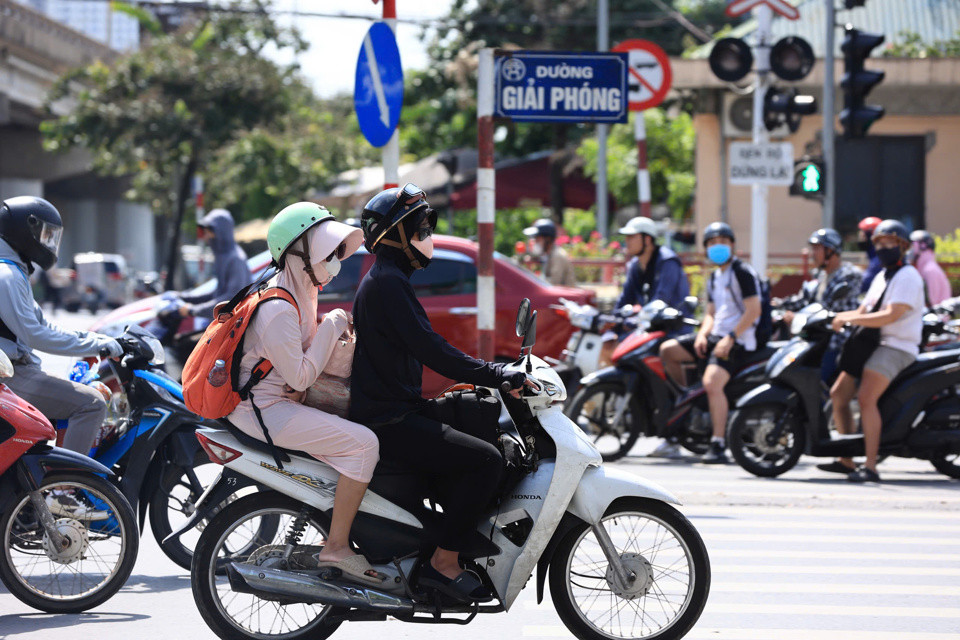 Người dân lỉnh kỉnh hành lý quay trở lại Thủ đô.