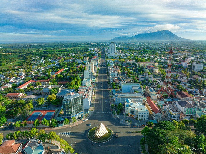 Vòng xoay trung tâm của TP. Tây Ninh, nhìn về phía xa là núi Bà Đen. Ảnh: Quỷ Cốc Tử