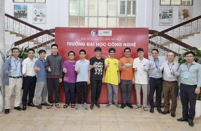 Hình ảnh Phạm Công Minh cùng các học sinh đạt giải trong kỳ thi Olympic Tin học Châu Á – Thái Bình Dương. Ảnh: Internet