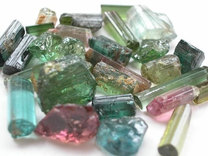 Độ trong và độ cứng của đá tourmaline cực kỳ tốt, cho đến nay chưa có đá tourmaline nhân tạo với mục đích thương mại