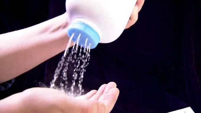 Talc, hay còn gọi là bột tan hoặc hoạt thạch, là một hợp chất thiên nhiên với công thức hóa học Mg3[(OH)2|Si4O10] (Ảnh minh hoạ)