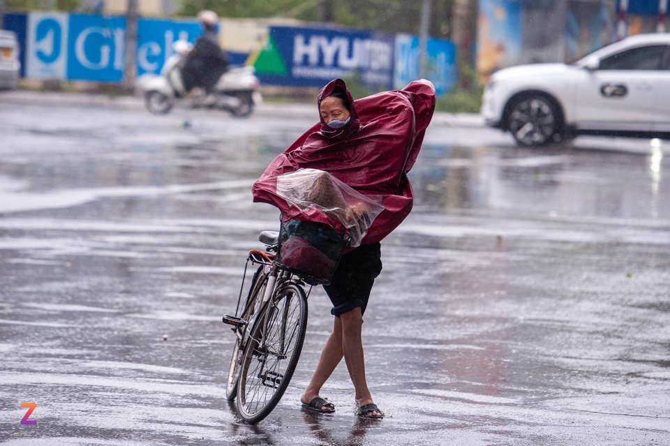 Những cơn lốc khiến người đi đường không thể tiếp tục di chuyển. Ảnh: znews.vn