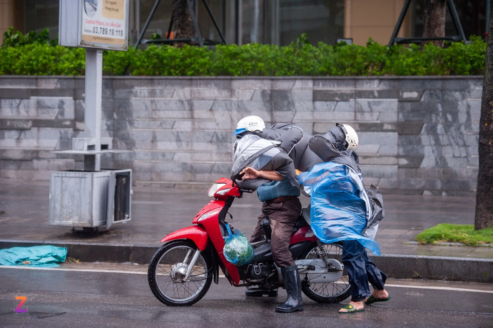 Những cơn lốc khiến người đi đường không thể tiếp tục di chuyển. Ảnh: znews.vn