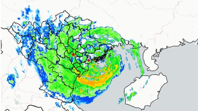 Bão đang đi vào đất liền, tâm bão ở giữa Hải Phòng và Quảng Ninh, trong đó vùng trọng điểm là Quảng Yên, Bãi Cháy, Cát Bà, Hạ Long của Quảng Ninh; An Lão, Tiên Lãng, Hải An, Đồ Sơn của Hải Phòng. Thời điểm mạnh nhất là từ 12-14 giờ chiều. Khu vực miền Bắc và một phần miền Trung lúc này (Ảnh từ Trung tâm Dự báo Khí tượng Thủy văn Quốc gia)