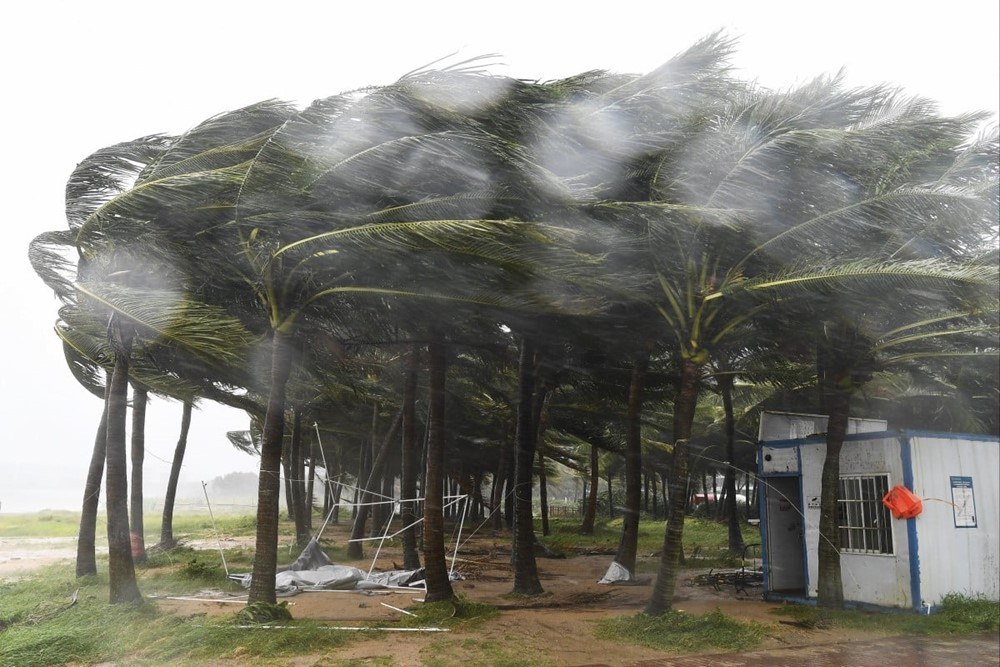 Siêu bão Yagi ‘càn quét’ phía Nam Trung Quốc: Sức gió khoảng 245km/h, mất điện hàng loạt, xe ô tô bị lật ở khắp nơi - ảnh 1