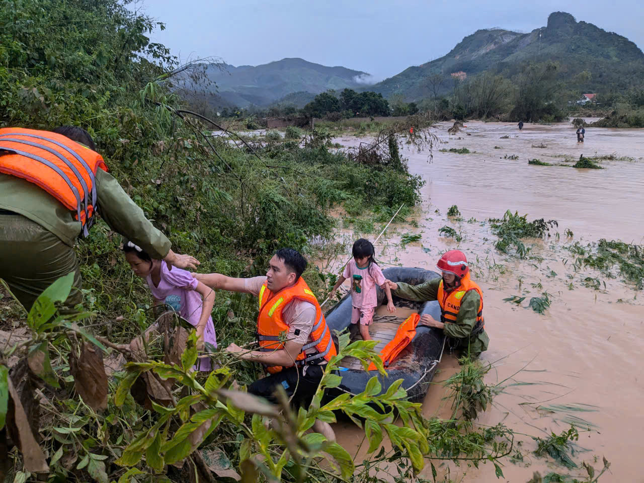 Kịp thời đưa 81 người ở điểm bị ngập sâu tại Quảng Ninh đến nơi an toàn- Ảnh 1.