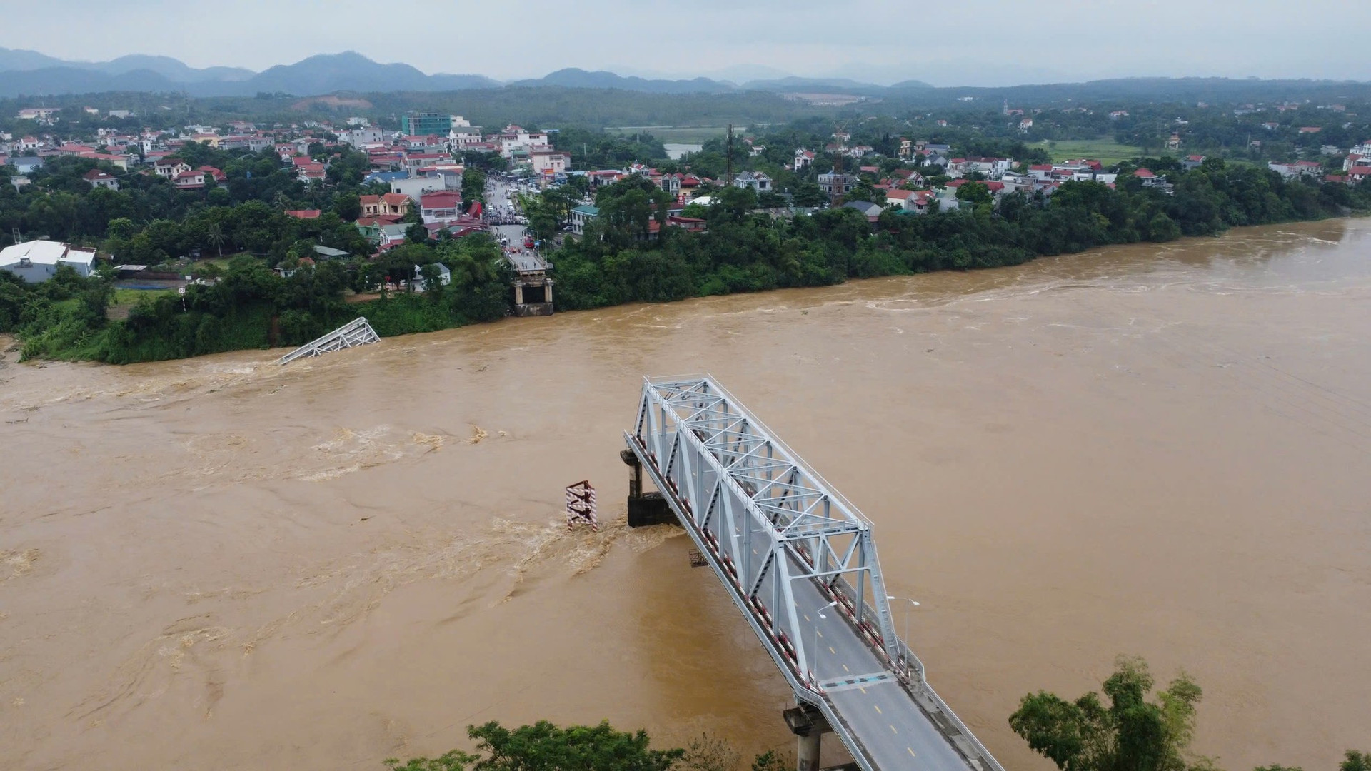 Vụ sập cầu Phong Châu: Nhìn cảnh nước xiết, người thân khóc nghẹn 'mong phép màu'