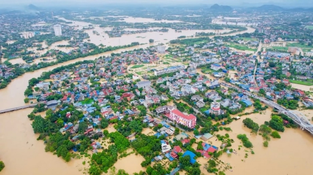 Hàng loạt doanh nghiệp niêm yết chung tay cứu trợ đồng bào vùng lũ