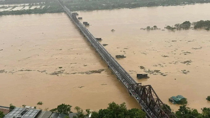 Do ảnh hưởng của cơn bão số 3 (siêu bão Yagi), mực nước sông Hồng đang lên cao và chảy xiết. Ảnh: Internet