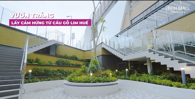 Khu vườn mô phỏng cầu gỗ lim Huế